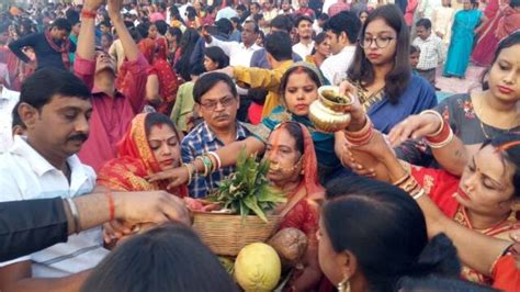 Chhath Puja 2021 Latest News In Hindi Ugte Suraj Ko Arghya Dene Ke Sath