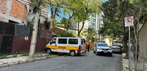 Vídeo Van escolar cai em barranco e capota em BH