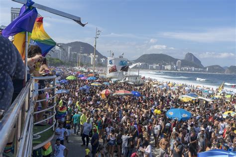 Parada do Orgulho LGBTI leva 800 mil pessoas à Avenida Atlântica na