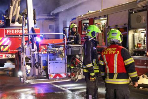 Feuerwehren Bei Brand In Einem Alten Landwirtschaftlichen Geb Ude In