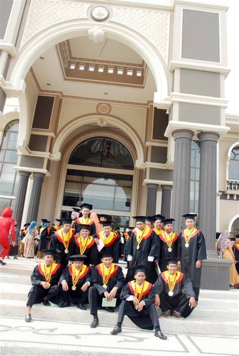 Wisuda Sarjana Strata Satu Tahun Institut Teknologi Dan Bisnis