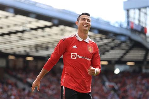 cristiano ronaldo net worth   soccer star   spends  money