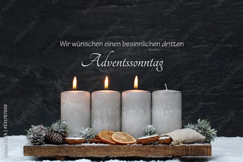 Dekoration Zum Dritten Advent Drei Brennende Kerzen Mit Zimtsternen