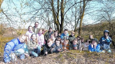 Kinder Erschaffen Bei Der Ferienaktion Landart Kunst Mitten In Der Natur