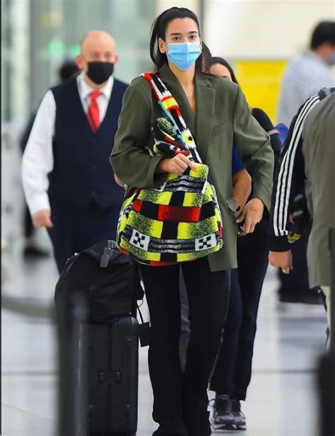 Dua Lipa Shfaq Bukurin Natyrale Teksa Fotografohet N Aeroportin E New