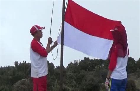 Pemuda Perindo Kibarkan Merah Putih Di Puncak Tertinggi Sulawesi Okezone Nasional