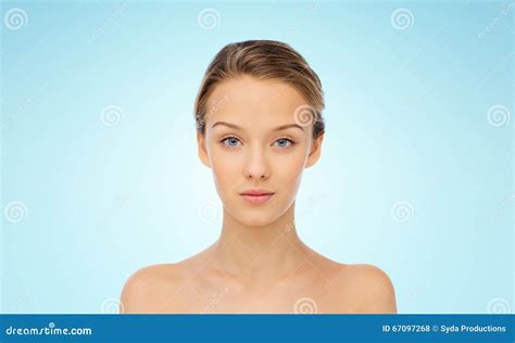 Fronte Della Giovane Donna Con Le Spalle Nude Sopra Il Blu Fotografia Stock Immagine Di Puro