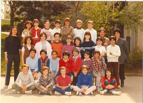 Photo De Classe CM2 Mme NGUYEN De 1982 ECOLE LES BUISSONNETS Copains