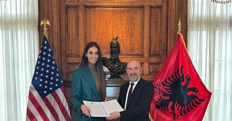 Modelja Emina Unmulaj Em Rohet Konsulle Nderi E Shqip Ris N Florida