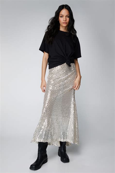 How To Wear A Sequin Skirt Sequin Skirt Outfits Nasty Gal