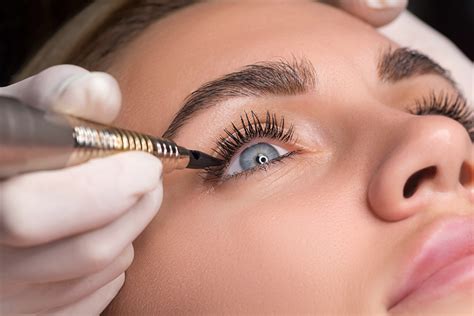 Qué es el eyeliner permanente y todo lo que debes saber antes de hacértelo