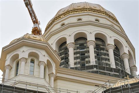 Catedrala M Ntuirii Neamului La Nceput De Toamn Poza