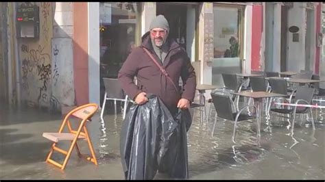 Venezia Scoppia Una Condotta Della Rete Idrica Acqua Alta Eccezionale