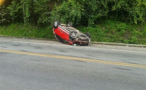 Suspeito capota de carro durante perseguição em Angra dos Reis Jornal