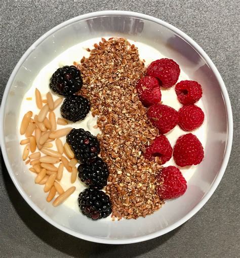 Keto Frühstück Griechischer Joghurt mit Beeren Leinsamen SuperMenU