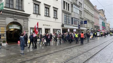 Protestmarsch In Linz Strom Gas Preise Runter