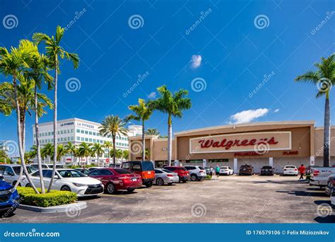 Walgreens Pharmacy North Miami FL USA RK Center Editorial Photo - Image of tree, florida: 176579106