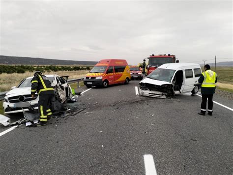 Dos personas heridas tras una colisión de dos vehículos en la carretera