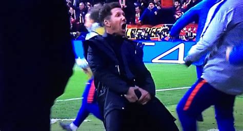 Simeone Celebra En Champions Gol Del Atlético De Madrid Cogiéndose Los Genitales