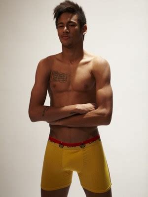 Neymar aparece de cueca em novas fotos para campanha publicitária