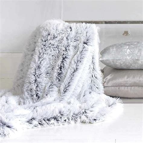 Fluffy Throw Over | Decor Essentials