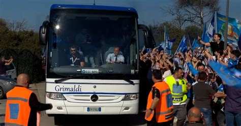 Scudetto Napoli Il Pullman Degli Azzurri Arriva A Castel Volturno