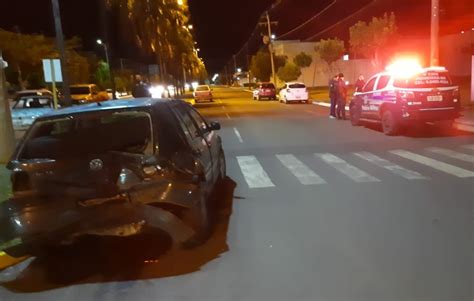 MOTORISTA Sintomas De Embriaguez Perde O Controle E Acerta Carro