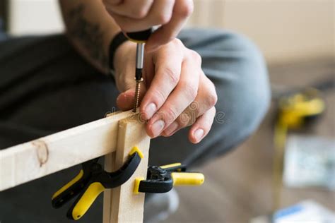 Jovem Carpinteiro Homem De Mão Trabalhando Madeira Cortando