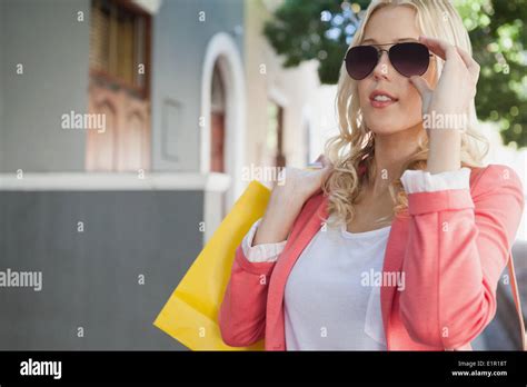 Blonde avec des lunettes de soleil Banque de photographies et dimages à haute résolution Alamy