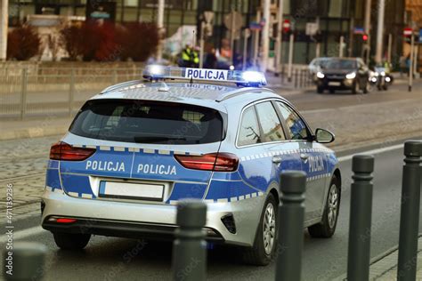 Radiow Z Polskiej Policji Na Sygna Ach Alarmowo Przez Miasto Foto De