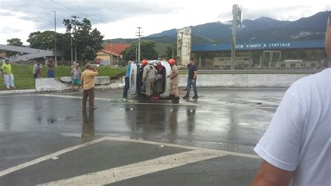 Acidente Carro Registrado Em Acesso Via Dutra Em Itatiaia Rj