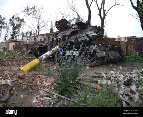 Un char de bataille ukrainien détruit a été abandonné après une attaque