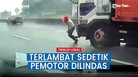 Aksi Menegangkan Pengendara Motor Berlari Usai Tergelincir Dan Nyaris