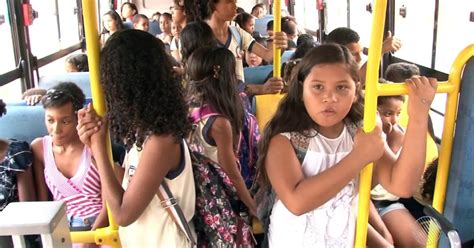 G Crian As V O Para A Escola Em P Dentro De Nibus Lotado Na Bahia