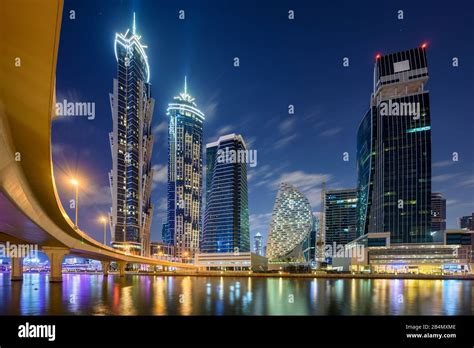 Dubai skyline night Fotos und Bildmaterial in hoher Auflösung Alamy