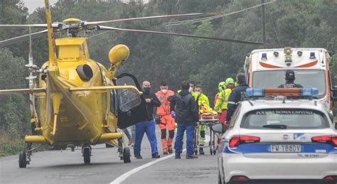 Frontale Sulla Litoranea Tra Ostia E Torvaianica Tre Feriti Anche Un