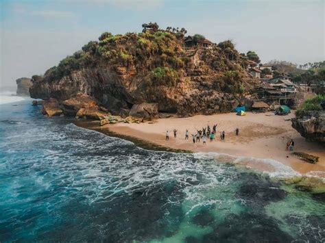 Daya Tarik Pantai Watu Lawang Suguhkan Panorama Eksotis