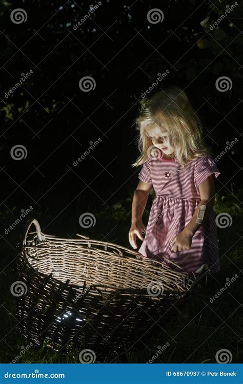 Fille Blonde Assez Petite D Enfant Dans Les Bois Avec Un Panier Image Stock Image Du Cheveu