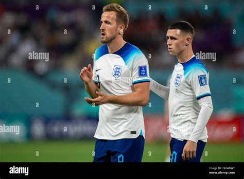 Harry Kane aus England und Philip Foden aus England während des FIFA