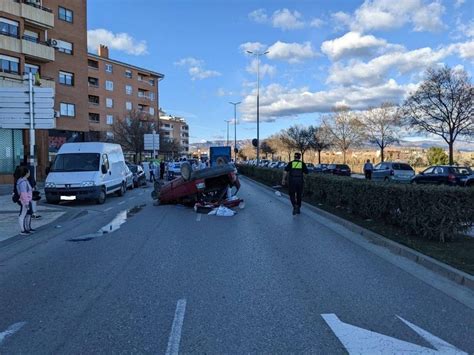 Aparatoso accidente con el vuelco de un vehículo en la Avenida