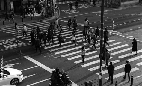 Descubre el significado de soñar con mucha gente en la calle