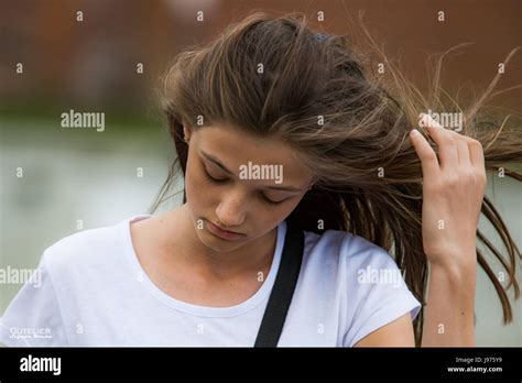 Schöne Mädchen kämpfen mit Wind und ihr Haar Vermittlung von naughty