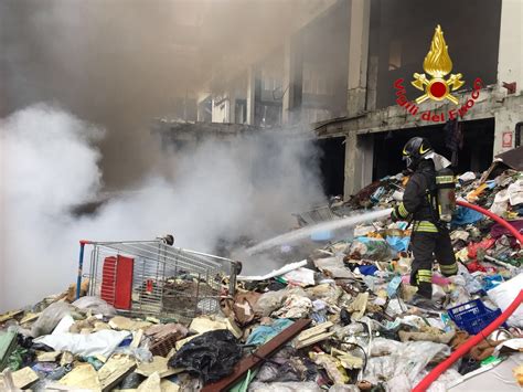 Milano Incendio In Un Capannone Pieno Di Rifiuti Vicino All Ospedale Sacco