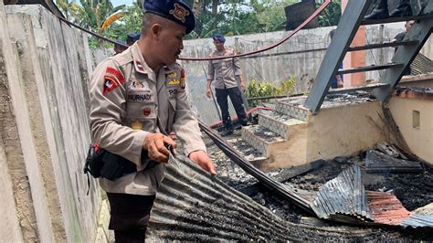 Respon Cepat Tim Brimob Bone Bantu Bersihkan Puing Puing Sisa