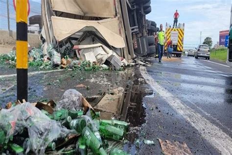 Região caminhão carregado caixas de cerveja tomba em rodovia