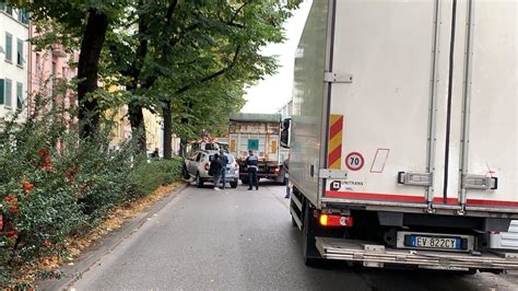 Incidente Tra Un Auto E Un Camion Traffico In Tilt A Novoli