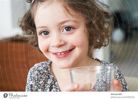 Porträt Eines Lächelnden Kleinen Mädchens Mit Glas Ein Lizenzfreies