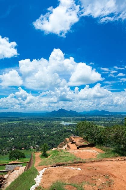 Fortaleza de la roca del león de sigiriya en sri lanka Foto Premium