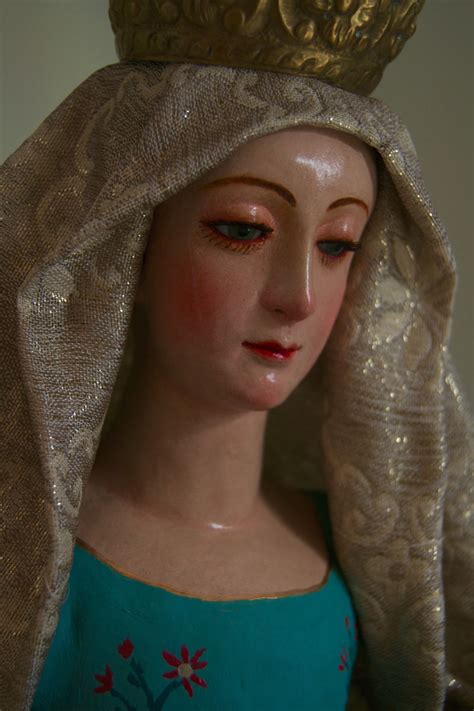 Escultura Virgen Yo quería tener una Cap i Pota Gloria ojos azules