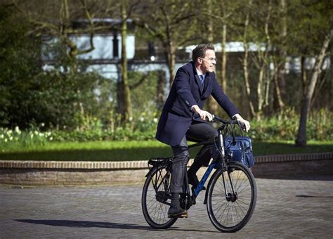 Andere Landen Snappen Er Niks Van Onze Premier Doet Alles Op De Fiets